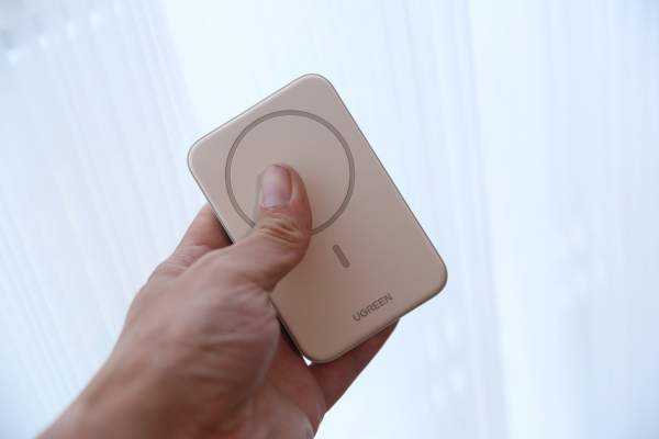 UGREEN绿联磁吸无线充电宝开箱使用评测-陌上烟雨遥